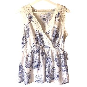 CABI Women’s Lacey Blue and White Cotton Top in Size Medium Cottagecore